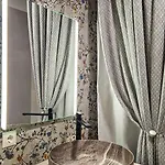 Maison De Luxe *